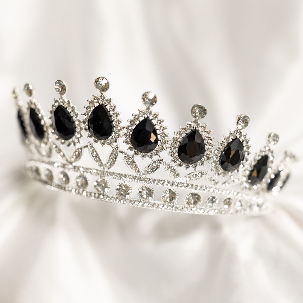 Saya's Tiara in Black & Silver
