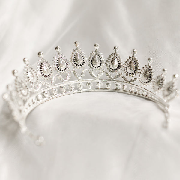 Saya's Tiara in Black & Silver