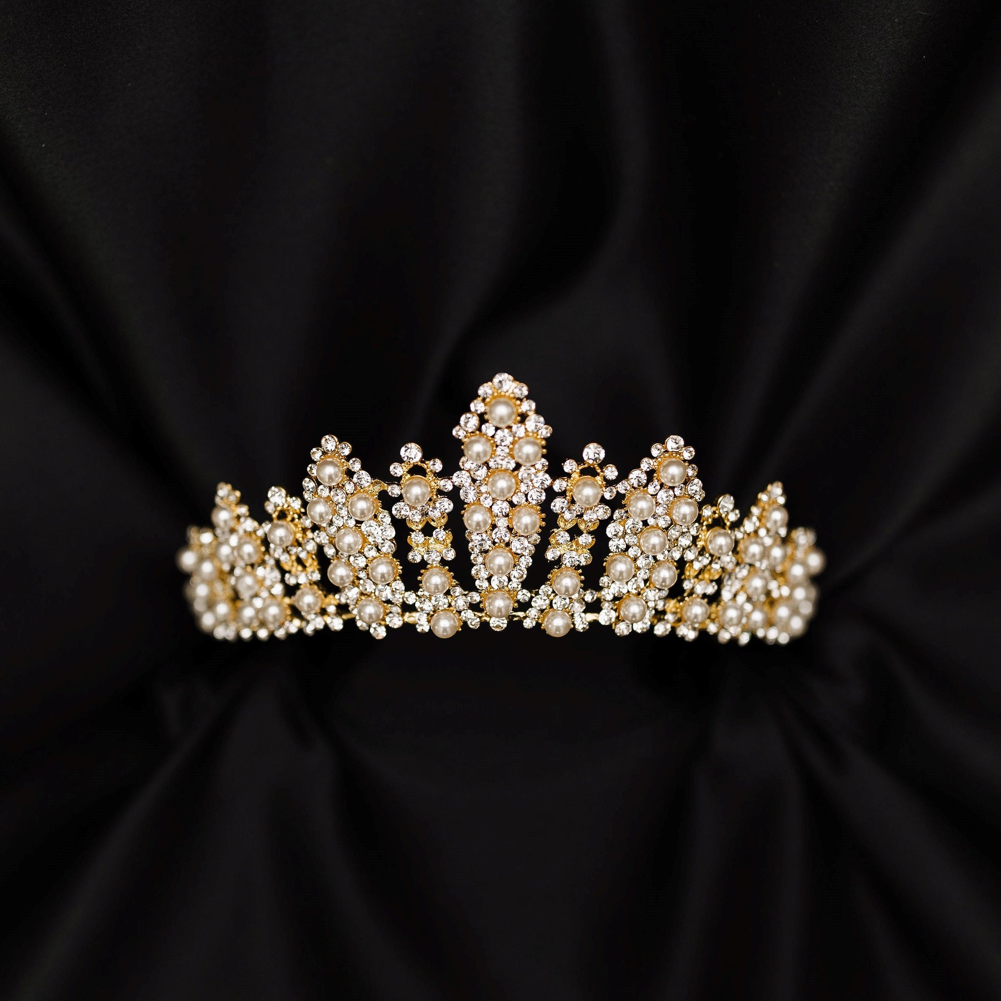 Hollis' Tiara in Gold Pearl